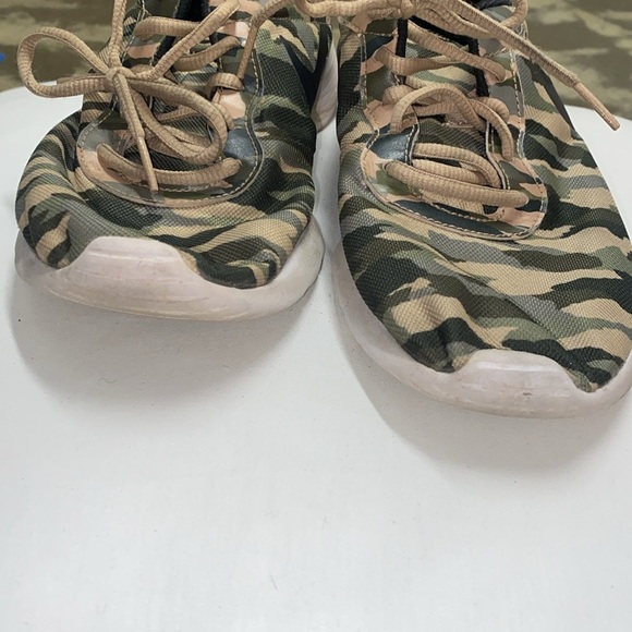 Nike Boys Shoes Green/Kakhi Camo, Whote Sole sz 7Y - Picture 8 of 8